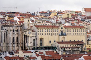 Lizbon Portekiz Aralık 05, 2025. Bulutlu kış ışığı sırasında Alfama bölgesindeki kiremitli çatı ve tepe mimarisi boyunca manzaranın yükselmesi.