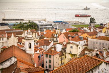 Lizbon Portekiz Aralık 05, 2025. Tagus Nehri boyunca liman bölgesi ve feribot terminaline bakan yoğun bir tarihi çatı kümesi var..