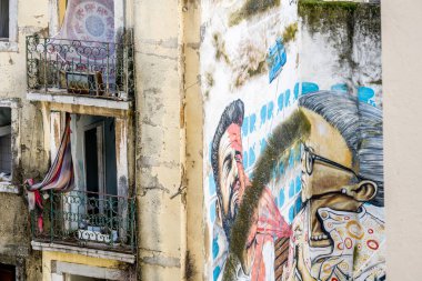 Lizbon Portekiz Aralık 05, 2025. Konut binalarından Alfama çatılarına ve yoğun kentsel konutlara bakın.