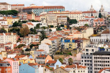 Lizbon Portekiz, Aralık 06: 25. Bairro Alto ilçesi boyunca kiremitli çatıları ve renkli cepheleri olan yoğun yamaçlı konutlar yükseliyor..