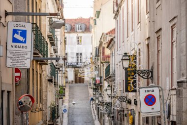 Lizbon Portekiz, Aralık 06: 25. Dar bir yerleşim yeri Lizbon 'daki balkonları ve mevsimlik dekorasyonları gösteriyor..