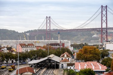 Lizbon Portekiz, Aralık 06: 25. Ticari bir uçak şehrin üzerinde solgun bir gökyüzüne karşı uçuyor..