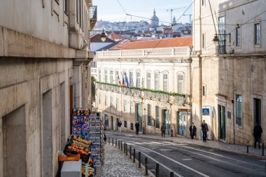 Lizbon Portekiz, Aralık 06: 25. Tramvay rayları olan eğimli bir cadde yerleşim yerlerindeki tarihi binaların arasından geçer..