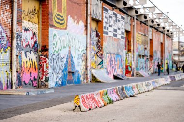 Lizbon Portekiz, Aralık 06: 25. Duvarları ve kaykay rampalarını kaplayan graffiti, kaykaycıların kullandığı bir sanayi kenti..