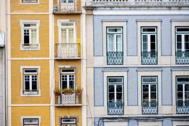 Lizbon Portekiz, Aralık 06: 25. Bitişik binalarda, Bairro Alto 'da balkonlu sarı tuğlalar ve mavi fayanslar sergileniyor..