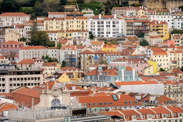 Lizbon Portekiz, Aralık 06: 25. Renkli binalar ve terasotta çatılarından oluşan yoğun bir küme ön plandaki barok kilise cephesiyle Alfama yamacını doldurur..