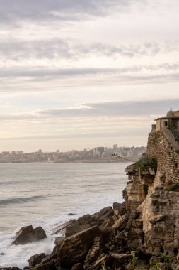 Estoril Portekiz 17 Aralık 2025. Taş kale duvarları Atlantik Okyanusu 'na doğru iniyor. Kayalık kıyı şeridi boyunca dalgalar kırılıyor..