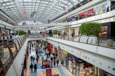 Lizbon Portekiz 18 Aralık 2025. Birçok katlı bir alışveriş merkezinin iç manzarası ve mağazalar arasında yürüyen insanlar..