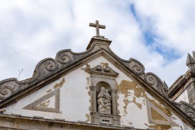 Cabo Espichel Sesimbra Portekiz 25 Aralık 2025. Yıpranmış taş kemer yolu ve ön cephe tarihi tapınak kompleksinin bir parçası..