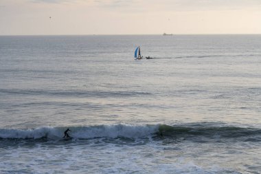 Estoril Lizbon Bölgesi, 17 Aralık 2025. Bir sörfçü, kışın Atlantik Okyanusu 'nda kışa yakın bir dalgada sörf yapar..