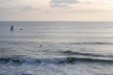 Estoril Lizbon Bölgesi, 17 Aralık 2025. Bir sörfçü kış sörfü koşulları altında Atlantik Okyanusu 'nda küçük bir dalgaya biner..