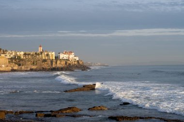 Estoril Portekiz 17 Aralık 2025. Küçük bir uçak Atlantik Okyanusu üzerinde uçuyor Estoril kıyı şeridi yakınlarında bulutlu bir kış gökyüzünün altında.