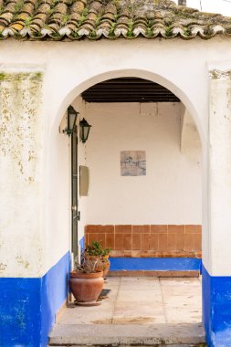 Barroca de Alva Lisbon Portekiz Kasım 19 2025. Kırsal bir çiftlik avlusunda kiremit döşeme ve saksı bitkisi ile bembeyaz kemerli geçit..