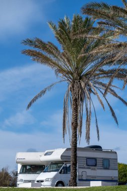 Cascais Portekiz 26 Aralık 2025. Birçok yelkenli, Cascais marinasında kışın öğleden sonra koşullarında sakin su yansımalarıyla demirlemiş durumda..