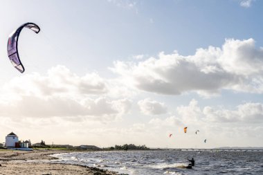 Alcochete Portekiz 19 Aralık 2025. Çok sayıda uçurtmacı Tagus nehrinde renkli uçurtmalarla nehir kıyısında uçuyor..