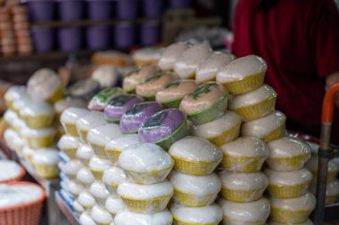 Bangkok Tayland 16 Ocak 2026. Khlong Toei pazarında küçük sepetlerde paketlenmiş pirinç kekleri..