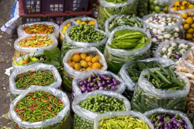 Bangkok Tayland 16 Ocak 2026. Khlong Toei Pazarı 'nda satılık plastik torbalarda çeşitli sebzeler ve meyveler..