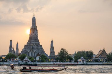 Bangkok Tayland 18 Ocak 2026. Wat Prayurawongsa tapınak siluetiydi Chao Phraya nehri üzerindeki bulutlu günbatımı gökyüzüne karşı.