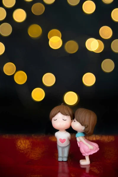 Mini Esculturas Uma Menina Menino Ela Beija Bokeh Amarelo Dourado — Fotografia de Stock