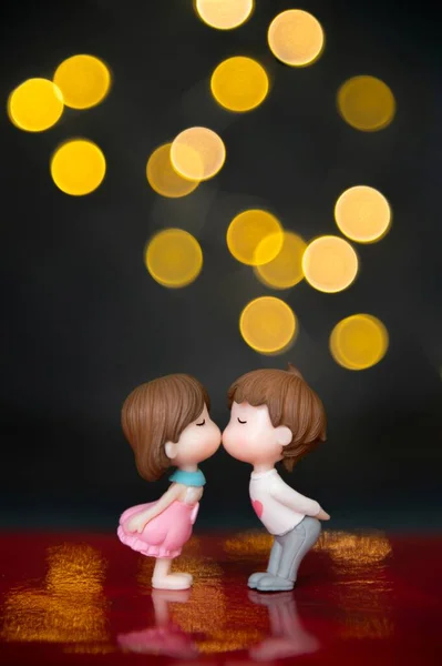 Mini Esculturas Una Chica Chico Besándose Enamorado Bokeh Amarillo Sobre — Foto de Stock