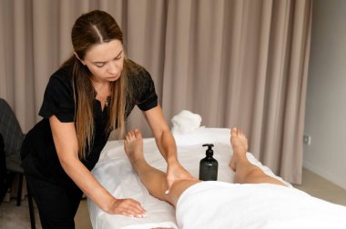 Kendini işine adamış bir masöz, rahat bir masaj salonundaki müşteriye sakinleştirici bir masaj sağlar. Atmosfer, gerçek müşteri etkileşimleriyle gerçek bir çalışma gününü yansıtıyor..