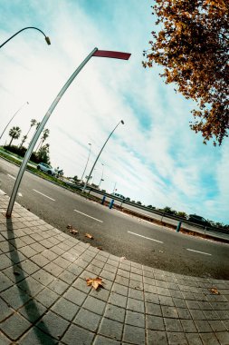 Balık bakışı perspektifinden görülen trafik otoyolu.