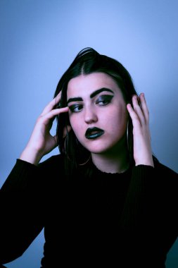 Yan tarafa bakan gotik bir kızın portresi..