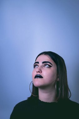 Gotik bir kızın portresi yukarı bakıyor..