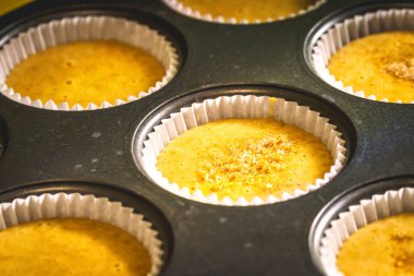 Kek kalıplarını kremayla dolduruyorum..