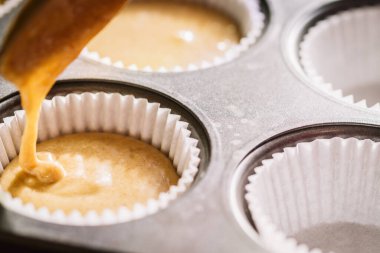 Kek kalıplarını pişirme tepsisine yerleştirmek.