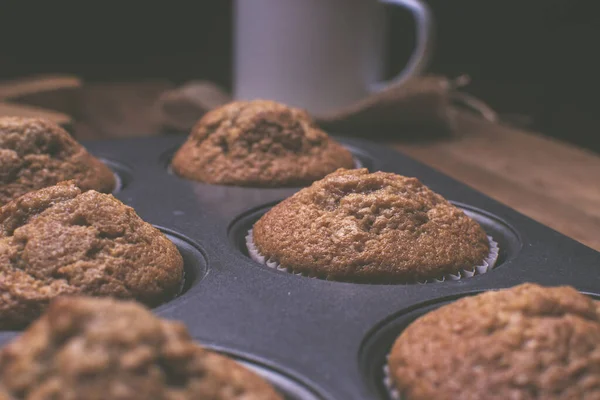 Groep Muffins Het Bakblik Een Houten Tafel — Stockfoto