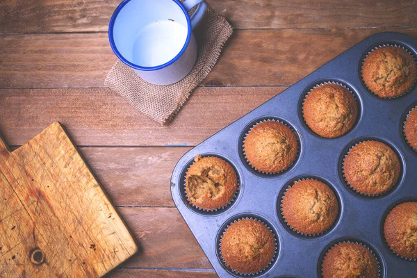 Groep Muffins Het Bakblik Een Houten Tafel — Stockfoto