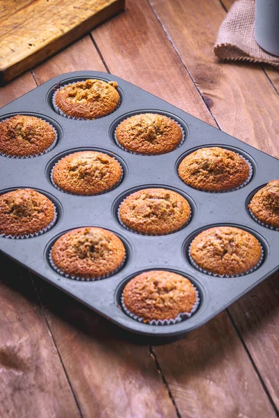 Ομάδα Muffins Μέσα Στο Καλούπι Φούρνου — Φωτογραφία Αρχείου