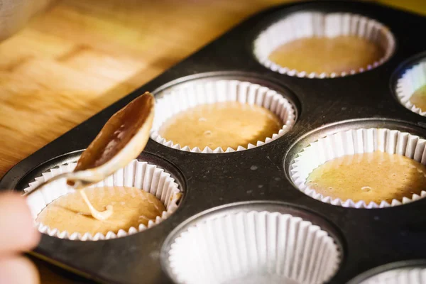 Donna Che Riempie Muffin Stampi Con Cucchiaio — Foto Stock