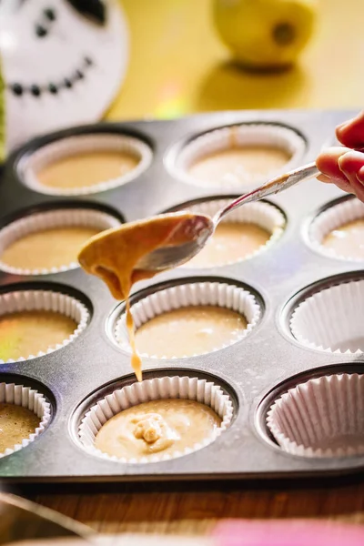 Femme Remplissant Moules Muffins Avec Une Cuillère — Photo