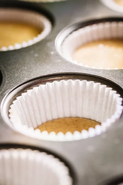 Vulling Van Muffinvormen Een Bakplaat — Stockfoto