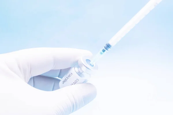 Mãos Luvas Brancas Retirar Vacina Covid Com Uma Seringa — Fotografia de Stock