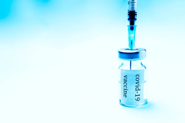 Seringa Perfurada Num Frasco Vacina Vívida — Fotografia de Stock