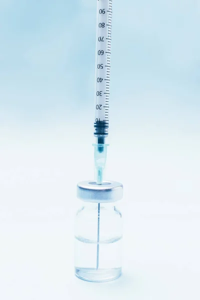 Punctured Syringe Bottle Put Vaccine Blue Background — Stock Photo, Image