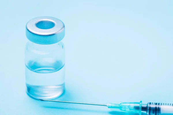 Seringa Com Uma Garrafa Para Colocar Uma Vacina Fundo Azul — Fotografia de Stock