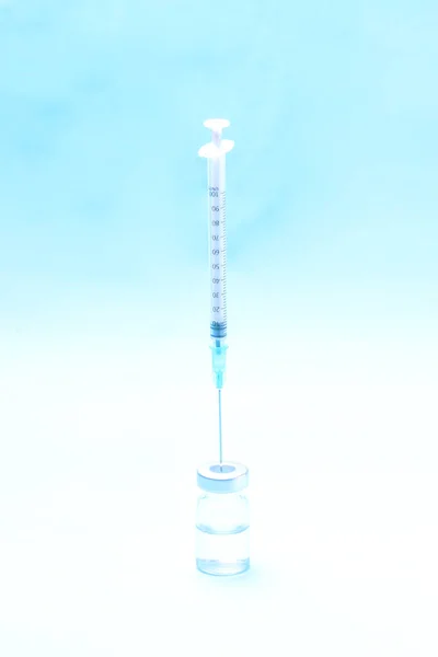 Seringa Perfurada Num Frasco Para Colocar Uma Vacina Sobre Fundo — Fotografia de Stock
