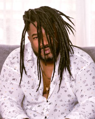 Rasta bukleli siyah adama yaklaş..