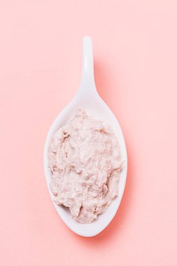 Kesme tahtasındaki kaşıkta mayonezli ton balığı kıyması..