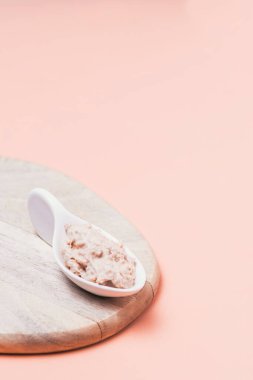 Kesme tahtasındaki kaşıkta mayonezli ton balığı kıyması..