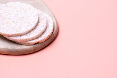 Mercan zeminli odun doğrayan pirinç krepleri..