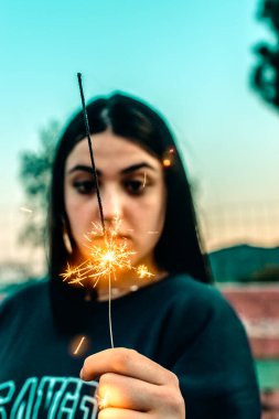 Elinde maytap olan bir genç..