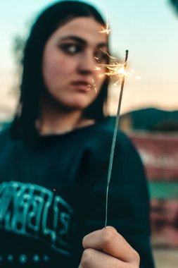 Elinde maytap olan bir genç..