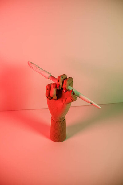 Деревянная рука с белой кистью с красными огнями