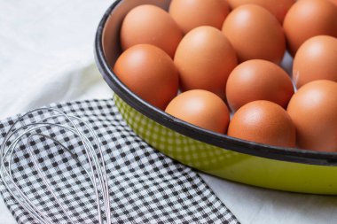 Demir sepet, masada metal çırpılmış yumurtalar için..