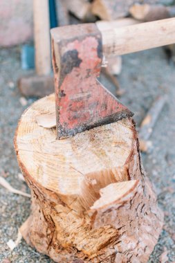 Tahta bir kütüğe el baltası takılmış.